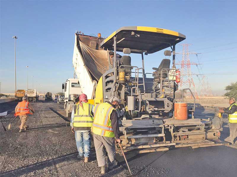 جانب من أعمال فرش الإسفلت على الطرق السريعة 