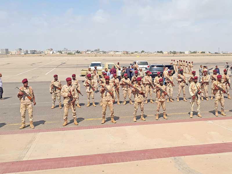 قوة يمنية في مطار عدن امس الأول قبل دقائق من الهجوم (أ ف ب)