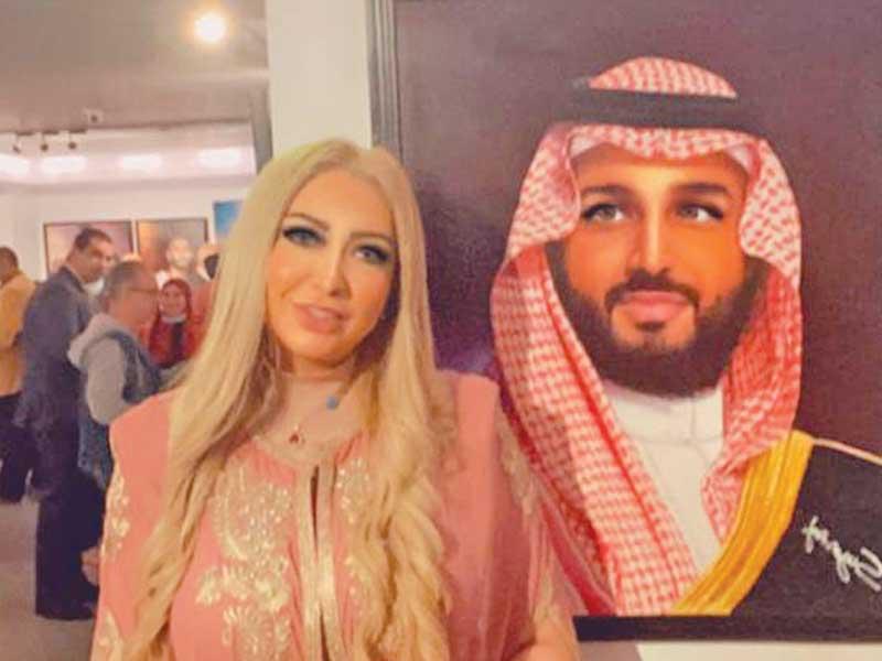 الفنانة سوزان عارف بجانب بورتريه «ولي العهد السعودي»n