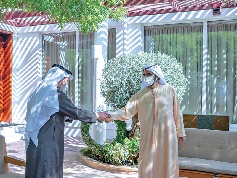 وزير الخارجية الشيخ الدكتور أحمد الناصر يسلم الرسالة إلى بن راشد 