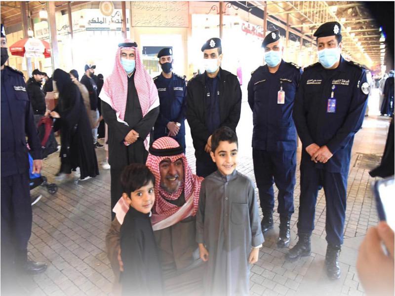 وزير الداخلية خلال جولة في سوق المباركية