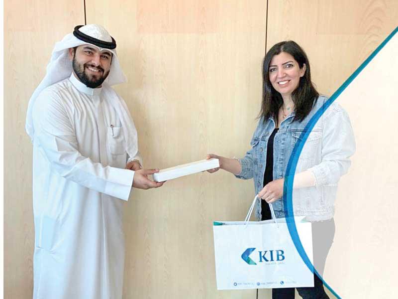 جانب من توزيع الجوائز على الفائزين  