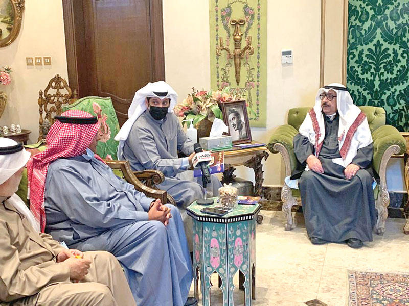 وزير الإعلام أثناء زيارته بيت عبدالعزيز المفرج