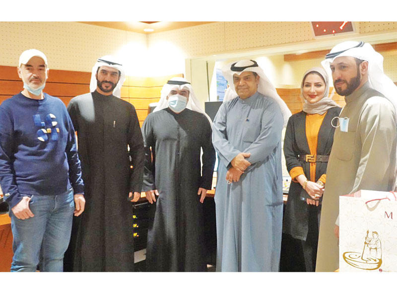 أعضاء الجمعية الكويتية لتنمية الشباب مع فريق برنامج «الإذاعة معاكم» 
