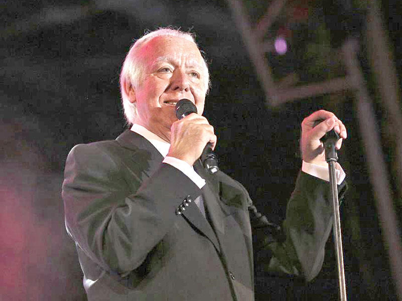 المغني البرتغالي كارلوس دو كارمو 