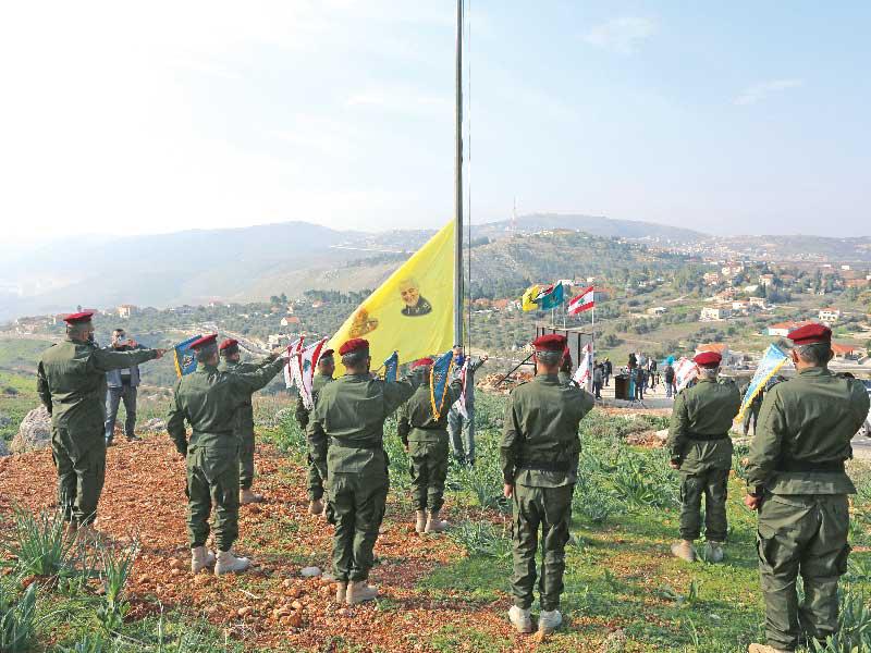 عناصر من «حزب الله» يحيون أمس على الحدود الإسرائيلية ذكرى اغتيال سليماني (رويترز)