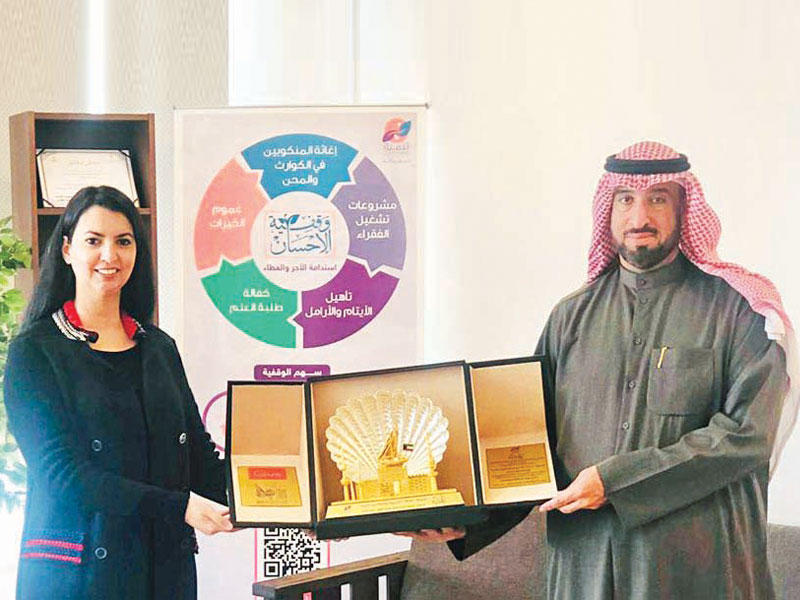 نائب رئيس مجلس الإدارة المدير العام للجمعية الخيرية العالمية للتنمية والتطوير (تنمية)، د. ناصر العجمي يقدم درع التهنئة لمؤسسة والرئيسة التنفيذية لمنصة give الشيخة شيماء المبارك