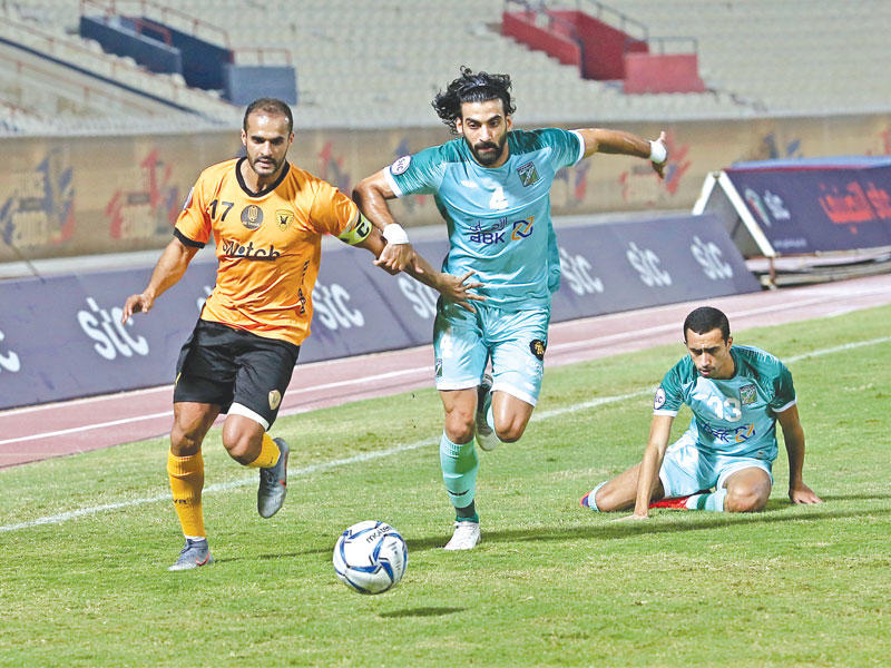 صراع على الكرة بين أحمد إبراهيم وبدر المطوع في مباراة سابقة