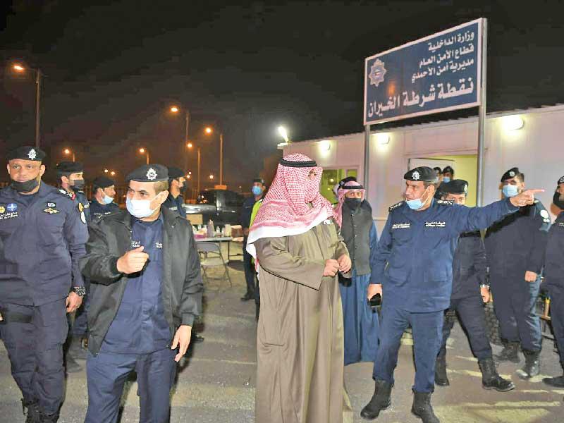 وزير الداخلية متفقدا نقطة الشرطة في الخيران