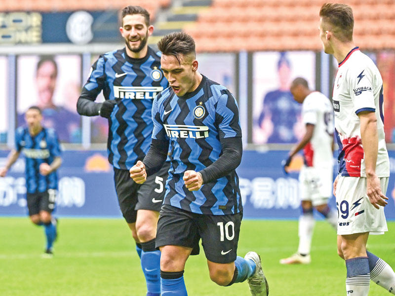 مارتينيز نجم الإنتر يحتفل بعد إحراز الهدف الخامس