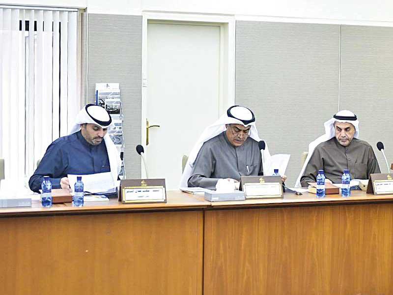 جانب من اجتماع اللجنة التشريعية أمس