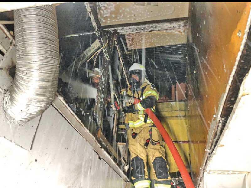 أحد رجال الإطفاء يكافح الحريق 