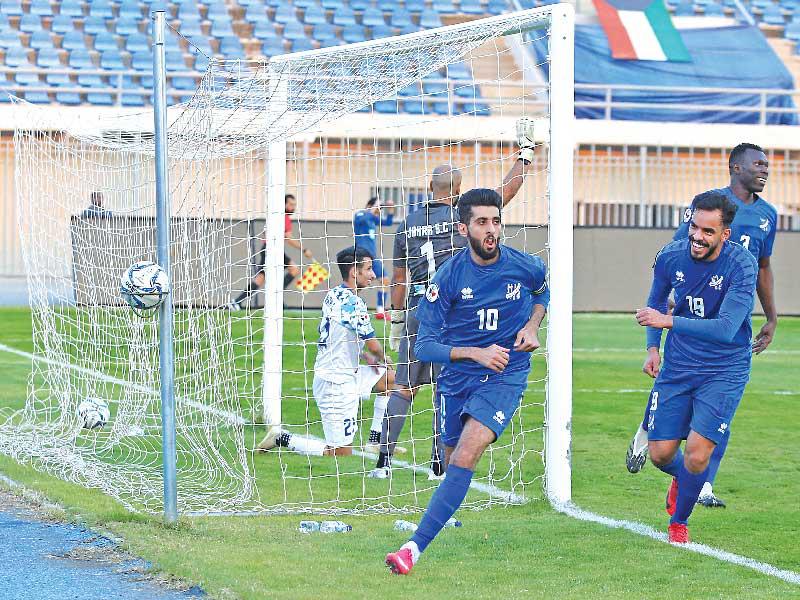 يوسف العنيزان يحتفل بهدفه في مرمى الدوسري «تصوير جورج ريجي»