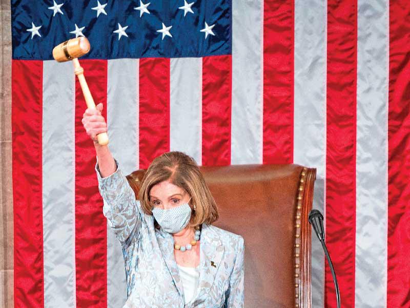 بيلوسي ترفع مطرقة الرئاسة احتفالاً بفوزها مجدداً برئاسة مجلس النواب في «الكابيتول» أمس الأول 