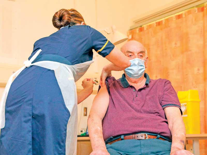 براين بينكر أول بريطاني يتلقى لقاح «أكسفورد» أمس t(أ ف ب)