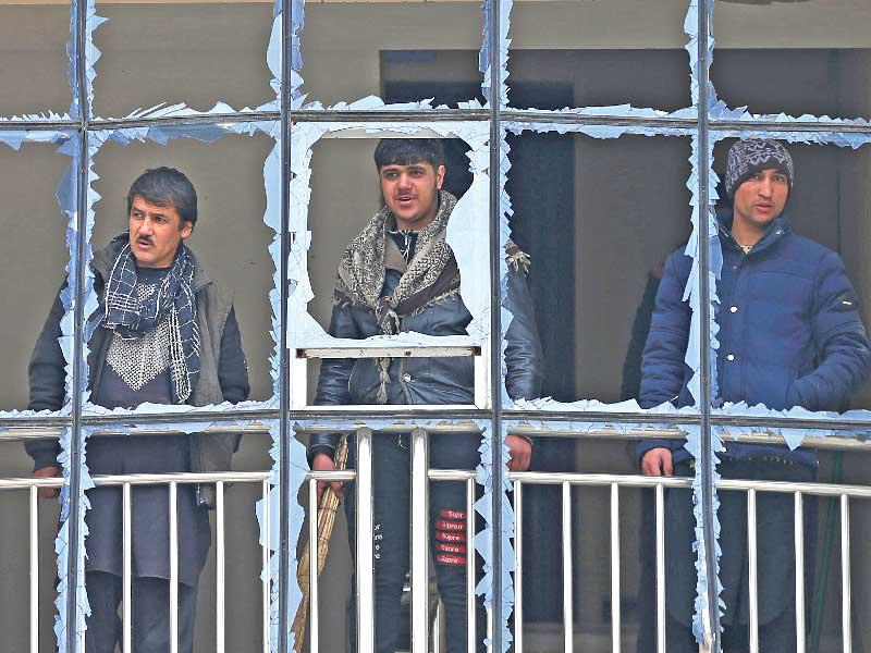 الفرقاء الأفغان يستأنفون محادثاتهم على وقع العنف