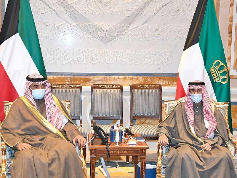 صاحب السمو أمير البلاد، الشيخ نواف الأحمد مستقبلاً رئيس الوزراء سمو الشيخ صباح الخالد أمس