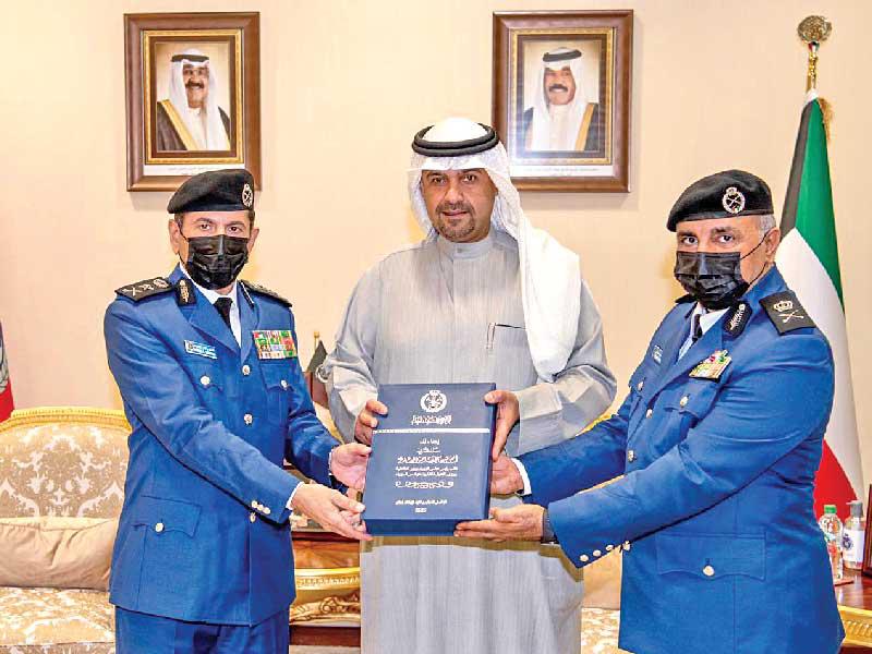 نائب رئيس مجلس الوزراء وزير الدولة لشؤون مجلس الوزراء أنس الصالح يتسلم الهيكل التنظيمي الجديد من رئيس قوة الإطفاء العام الفريق خالد المكراد