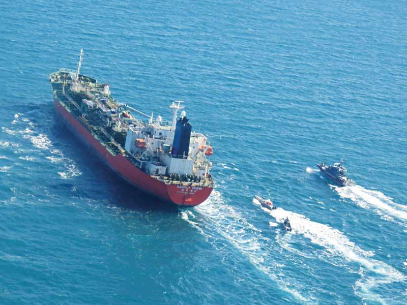 زوارق «الحرس الثوري» لدى توقيفها ناقلة نفط ترفع علم كوريا الجنوبية بمياه الخليج أمس (أ ف ب)