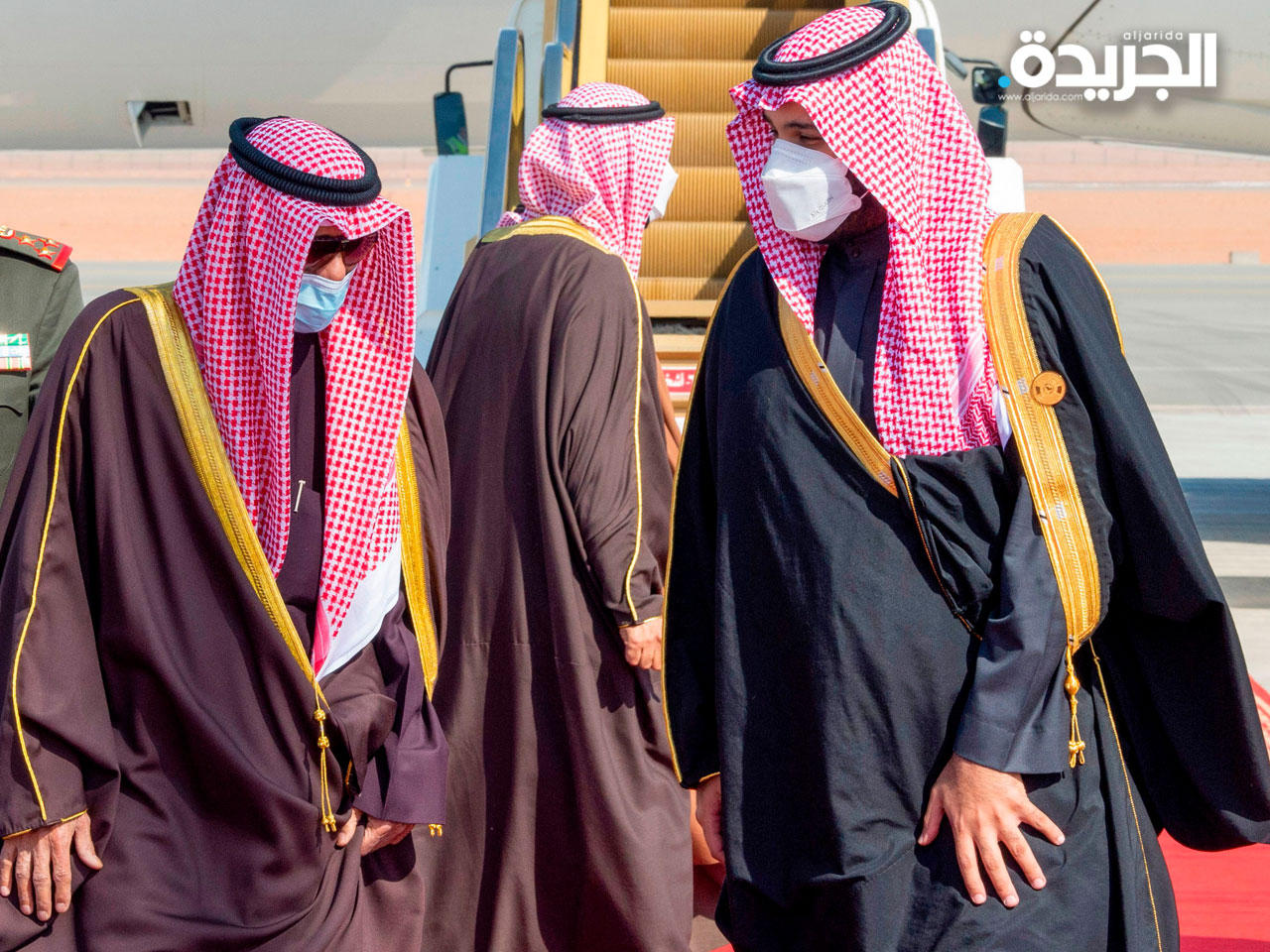 لحظة وصول سموه وفي استقباله سمو ولي العهد السعودي