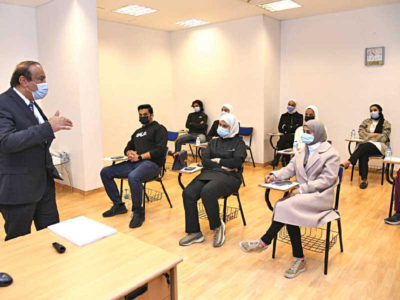 رئيس مجلس إدارة الحملة د. خالد الصالح خلال تدريب الأطباء عقب تدشين الحملة (تصوير ميلاد غالي) 