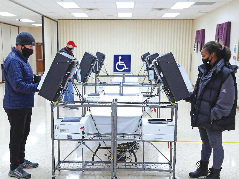 أميركيون يدلون بأصواتهم في انتخابات الإعادة بجورجيا أمس (رويترز) 