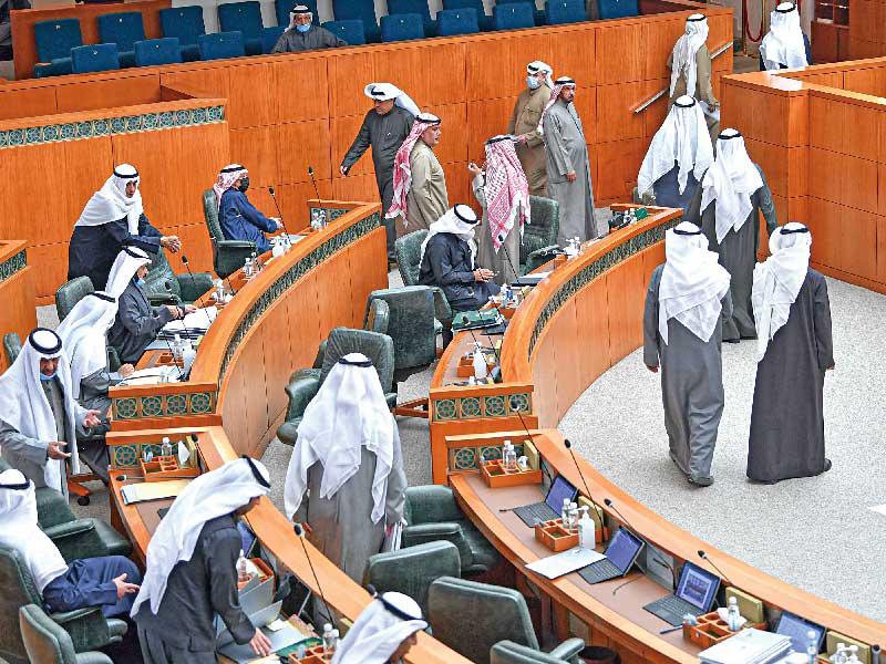 لحظة مغادرة النواب الجلسة بعد رفعها   (تصوير عبدالله الخلف)