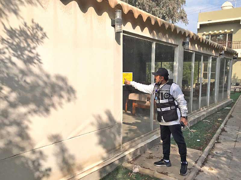 وضع مخالفة على خيمة نصبت على أرض الدولة