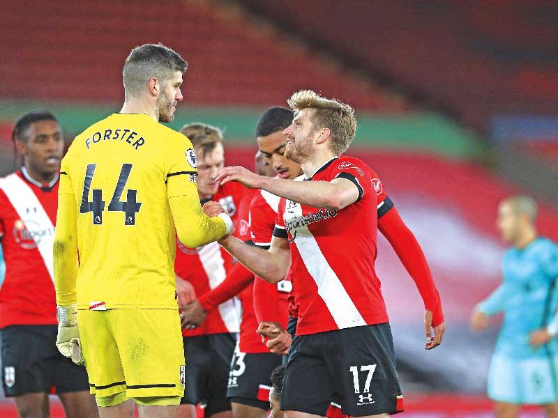 فرحة لاعبي ساوثامبتون بعد انتهاء المباراة