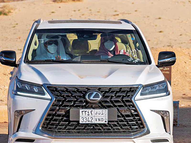 ولي العهد السعودي في جولة بالسيارة مع أمير قطر في العلا