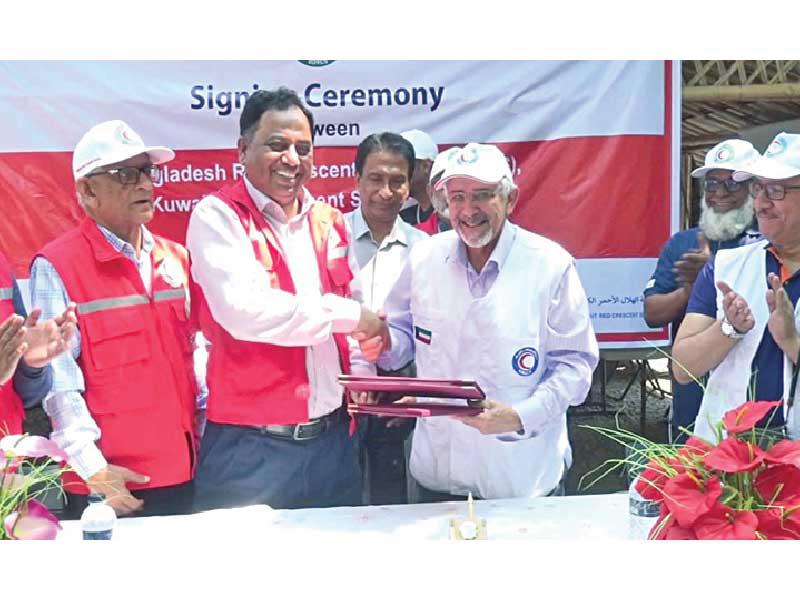 رئيس مجلس إدارة جمعية الهلال الأحمر د. هلال الساير خلال توقيع اتفاقية تقديم المساعدات لإغاثة لاجئي الروهينغا (أرشيف)