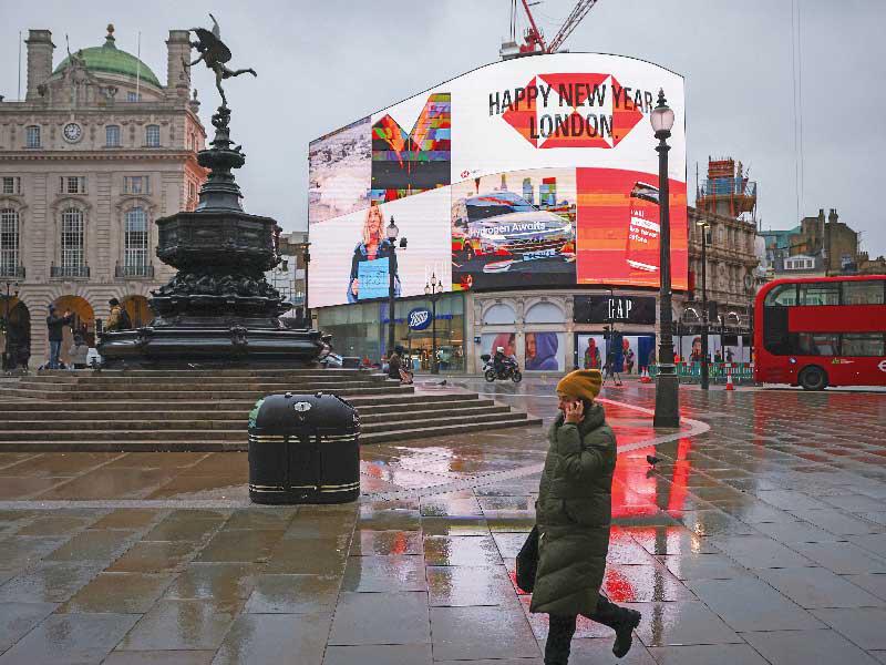 ميدان بيكاديللي الشهير بلندن شبه خال أمس     (رويترز)