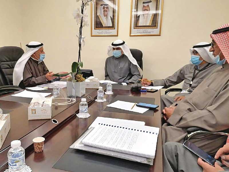 المدير العام لبلدية الكويت أحمد المنفوحي خلال الاجتماع 