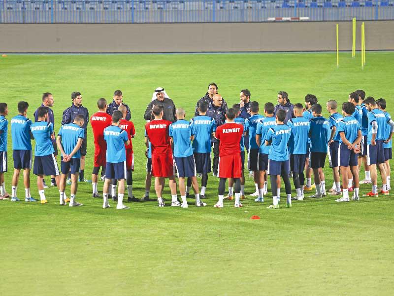 لاعبو المنتخب الكويتي مع مدربهم والطاقم الفني