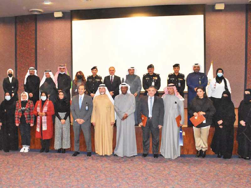  المدير العام للإدارة العامة للجمارك المستشار جمال الجلاوي مع المكرمين 