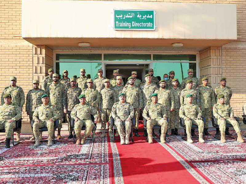  وكيل الحرس الوطني، الفريق الركن المهندس هاشم الرفاعي متوسطاً المشاركين بالدورة