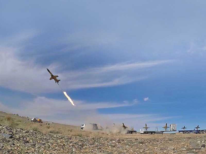 إطلاق «درون» في اليوم الثاني من مناورات إيرانية واسعة (رويترز) 