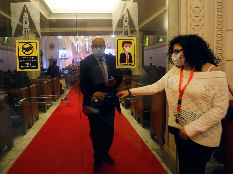 مسيحيون مصريون يحتفلون بعيد الميلاد حسب التقويم الشرقي (رويترز) 