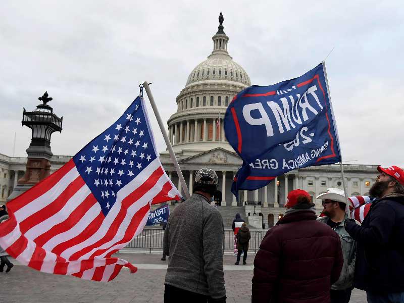 انصار ترامب يتجمعون امام الكابيتول في واشنطن أمس قبيل التصديق على فوز بايدن (رويترز)