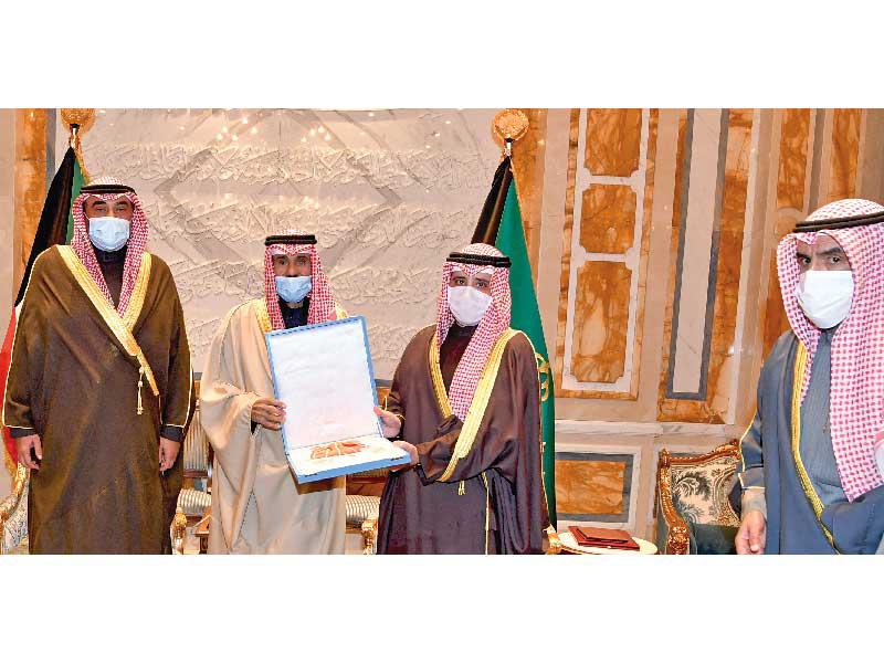 صاحب السمو أمير البلاد الشيخ نواف الأحمد يمنح وزير الخارجية الشيخ د. أحمد الناصر الوسام بحضور رئيس الوزراء أمس