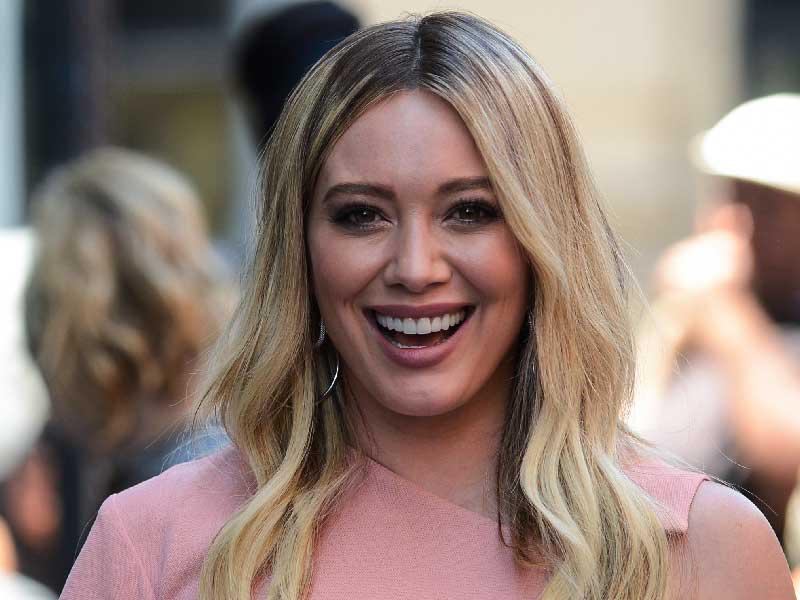 النجمة ​هيلاري داف