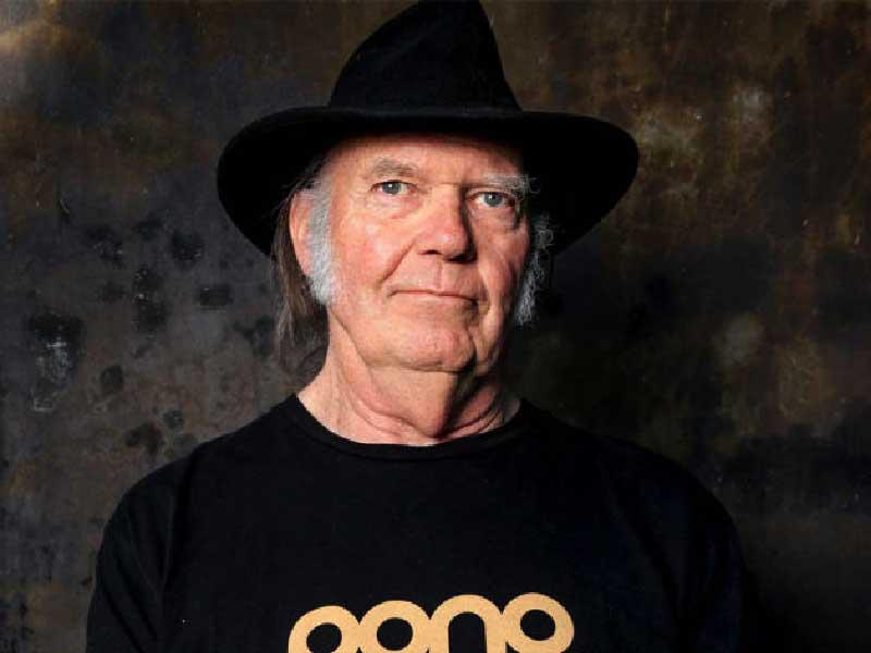 المغني ومؤلف الأغاني نيل يونغ 