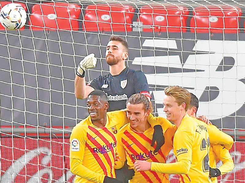 فرحة لاعبي برشلونة بالهدف الثاني لميسي