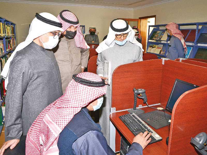  وزير الخارجية الشيخ الدكتور أحمد الناصر خلال جولته على المعهد الدبلوماسي أمس