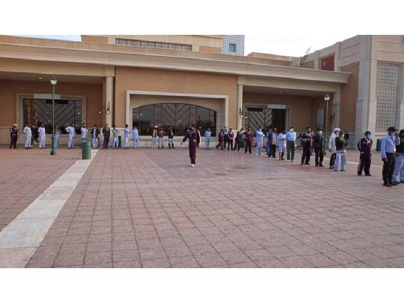 خلال  توزيع الجمعية الخيرية العالمية للتنمية والتطوير كسوة الشتاء على عمال النظافة 