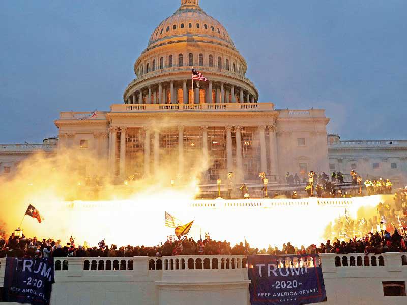 ضوء أحدثه انفجار قنبلة ضوئية استخدمتها الشرطة خلال تجمع أنصار ترامب في «الكابيتول»