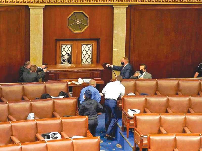 عناصر أمن يمنعون المتظاهرين من الدخول إلى قاعة مجلس النواب