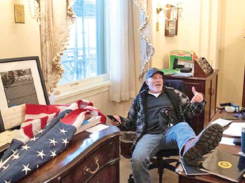 صور اقتحام متظاهرين مؤيدين للرئيس دونالد ترامب من داخل مكتب نانسي بيلوسي