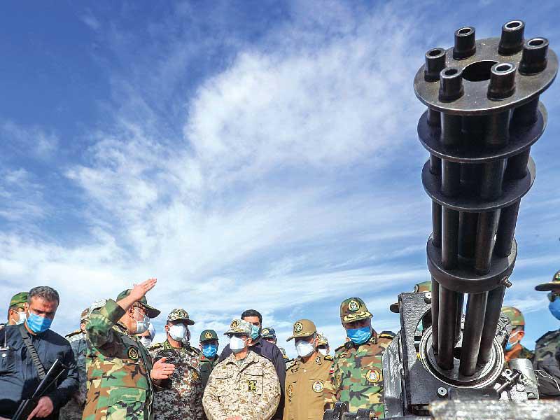 قادة أفرع القوات الإيرانية خلال فاعليات مناورات شمال البلاد أمس الأول (إي بي أيه)