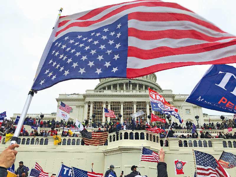 أنصار ترامب لدى اقتحامهم مبنى «الكابيتول» في واشنطن أمس الأول